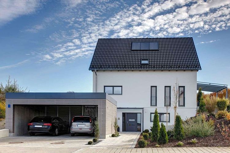 Modernes Einfamilienhaus mit Satteldach, Garage und Schneefangsystem