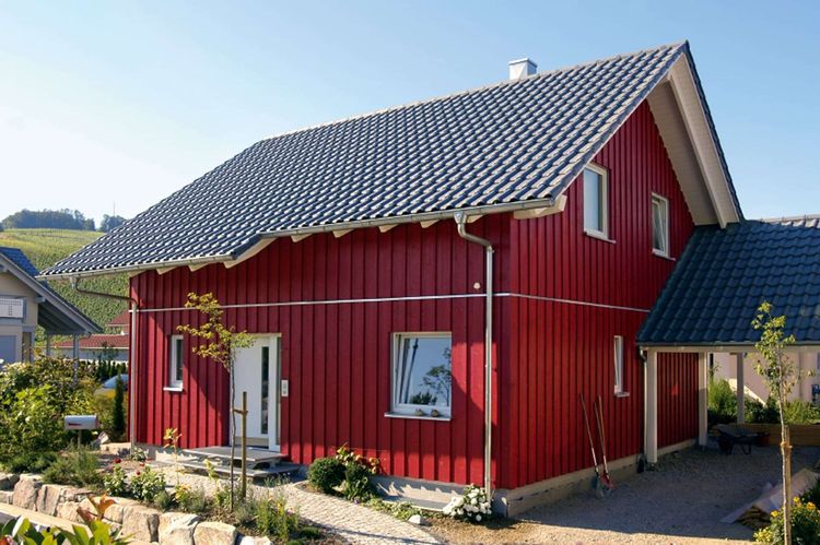 Einfamilienhaus im skandinavischen Landhausstil mit Satteldach und roter Holzverschalung