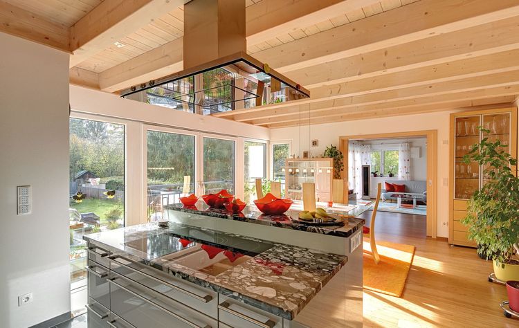 Eine Küche des modernes Zweifamilienhauses aus Holz mit Wintergarten