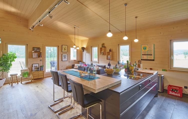 Im privaten Bereich an der modernen Tierheilpraxis in Holzbauweise befinden sich großzügige und wohngesunde Räume, wie hier zum Beispiel die Küche