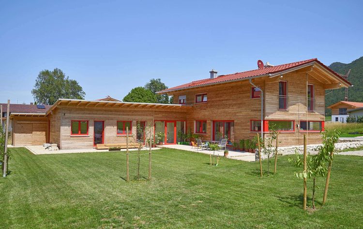 Elegantes Einfamilienhaus in Holzbauweise mit Anbau