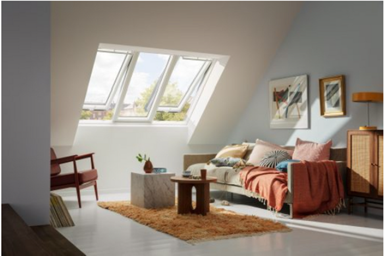 Wohnzimmer mit 3-in-1-Dachfenster von Velux