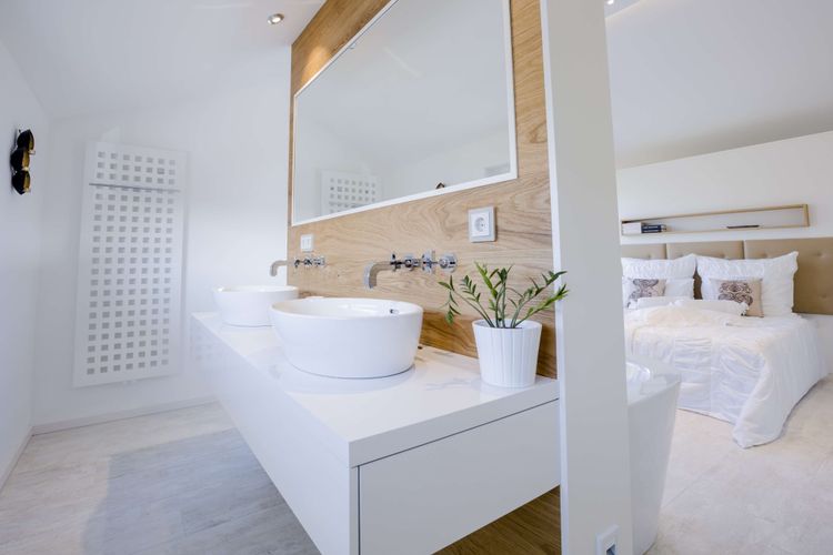 Trennwand aus Eichenholz als räumliche Trennung von Schlaf- und Badezimmer