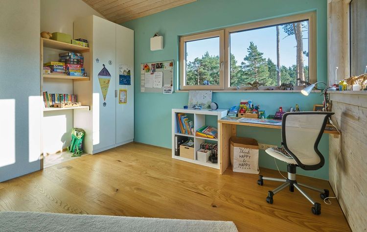 Das Kinderzimmer des modernen Holzhauses im voralpenstil mit Mischfassade aus Lärchenholz und mineralischem Putz, Anbau mit Flachdach