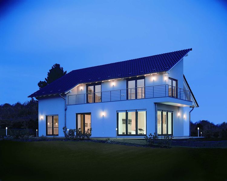 NORDHAUS Einfamilienhaus mit Pultdach bei Nacht - Hausbau made im Bergischen