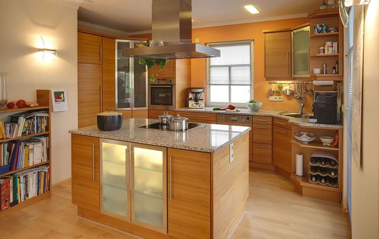Die Küche des modernem Holzhauses mit mineralischem Außenputz