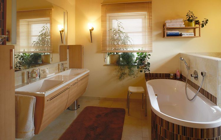 Das Badezimmer des modernen Holzhauses mit mineralischem Außenputz