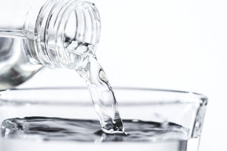 Wasserglas und durchsichtige Wasserflasche