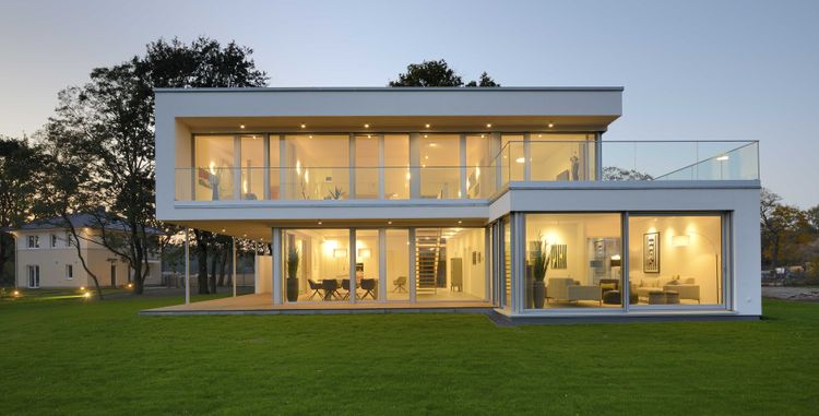 Modernes Fertighaus mit Flachdach, Dachterrasse und großen Glasfronten
