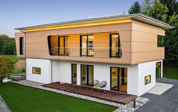Modernes Fertighaus im futuristischen Stil mit Garten und Terrasse