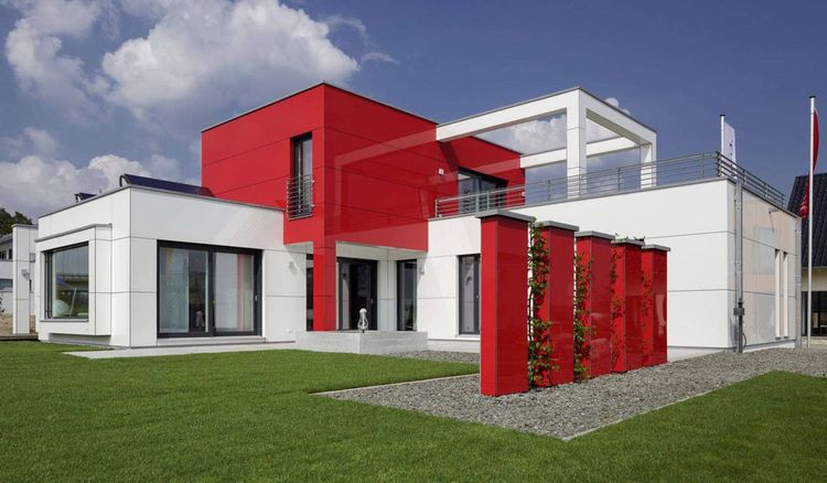 Modernes Fertighaus im Bauhausstil mit roten Fassaden-Elementen und Dachterrasse