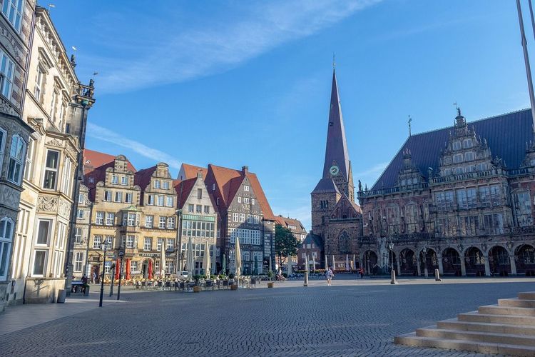 Fast leerer Marktplatz in Bremen mit historischen Gebäuden