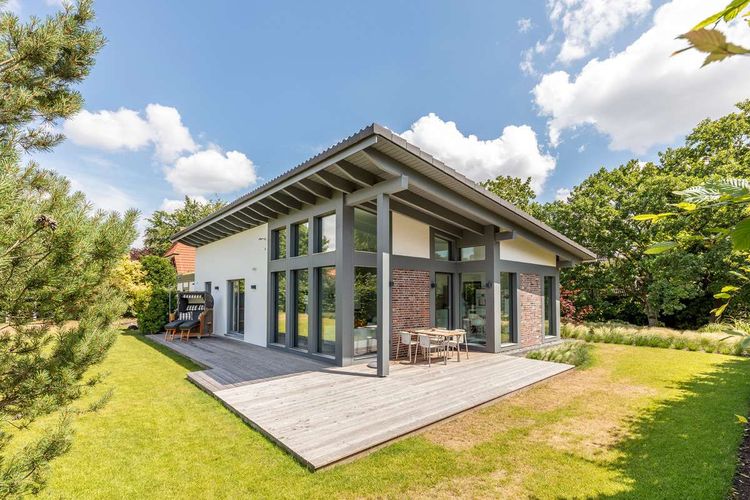 Modernes Meisterstück-Ferienhaus mit Pultdach und großer Terrasse