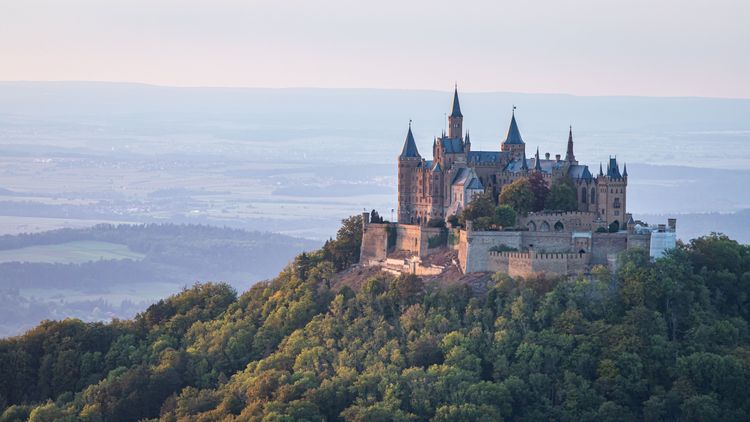 Blick auf Schloß Hohenzollern aus der Ferne