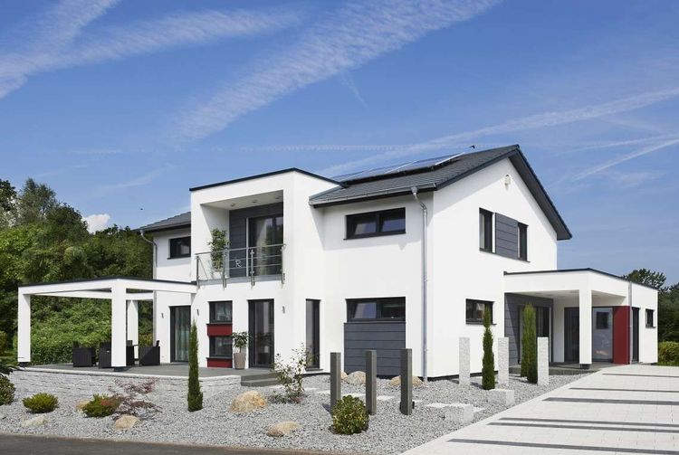 Einfamilienhaus von RENSCH-HAUS. Musterhaus Innovation R. Terrassen- und Eingangsansicht. 