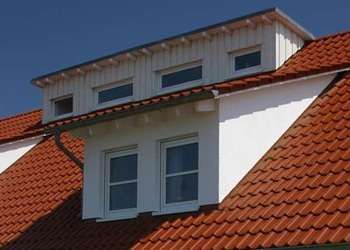 Rotes Satteldach mit Dachreiter