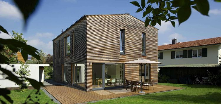 Einfamilienhaus mit Holzverschalung, Garten und Terrasse