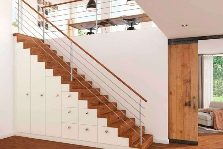 Stilvolle Holztreppe mit eingebautem Schrank für extra Stauraum
