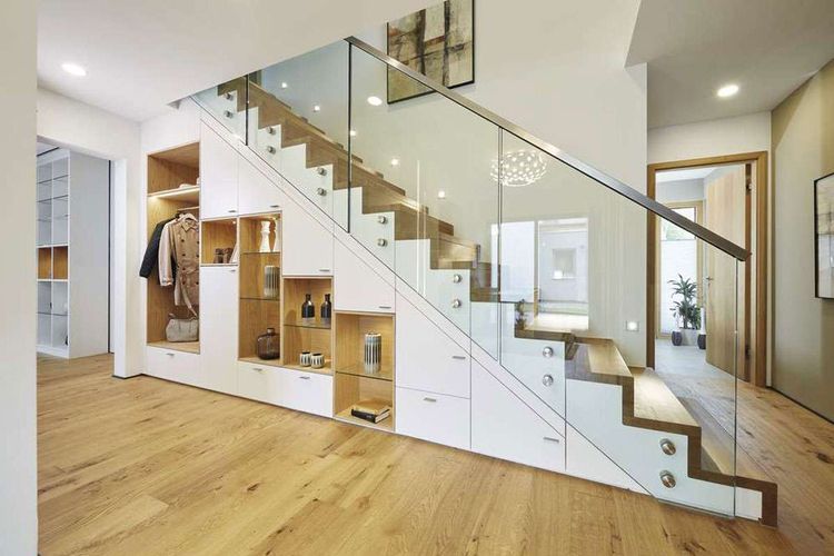 Stilvolle Treppe mit verglastem Geländer und eingebauten Regalen und Schränken