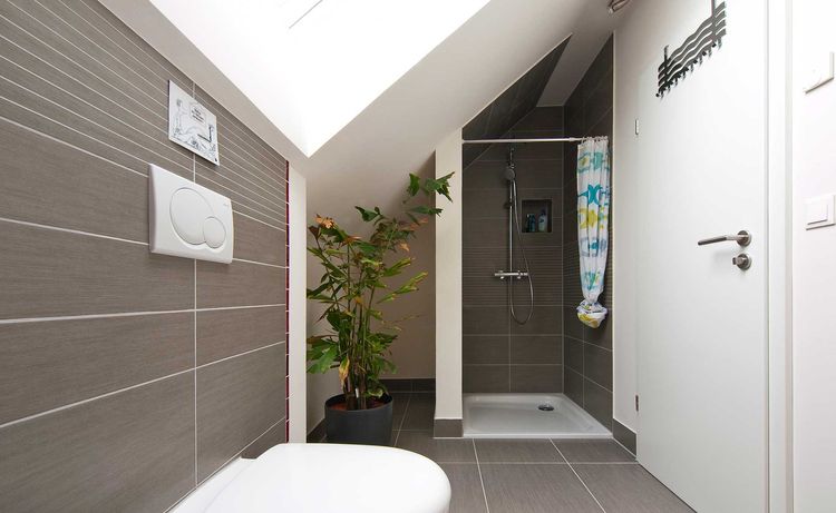 Modernes Badezimmer mit offener Dusche und Dachschräge