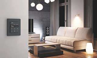 Gemütliches Wohnzimmer mit Smart Home Bedienung