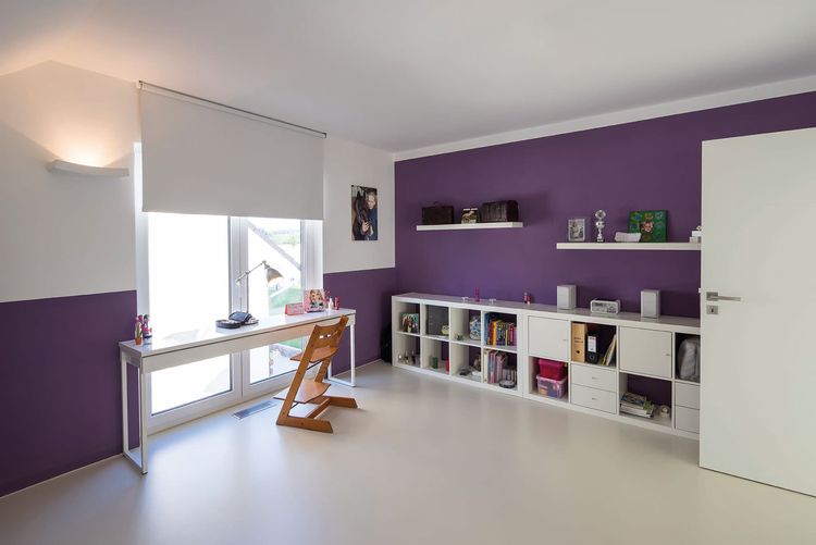 Schlichtes Kinderzimmer mit lilafarbenen Wänden