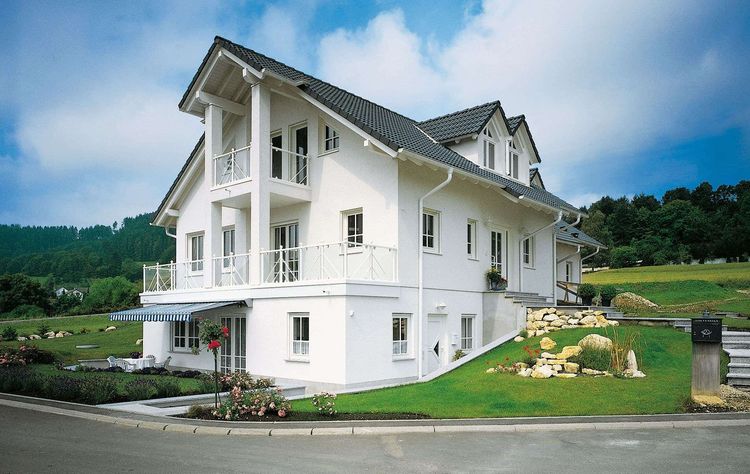Modernes Mehrfamilienhaus mit Satteldach und Dachgaube