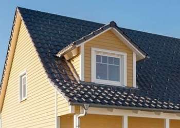 Typisches amerikanisches Dach mit Dachgaube