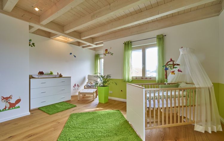 Das Kinderzimmer des modernen Holzhauses im Stadtvilla-Stil mit mineralischem Außenputz und teilweise überdachter Terrasse