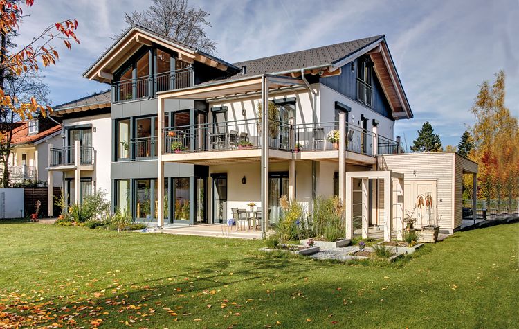 Modernes Zweifamilienhaus aus Holz mit Wintergarten