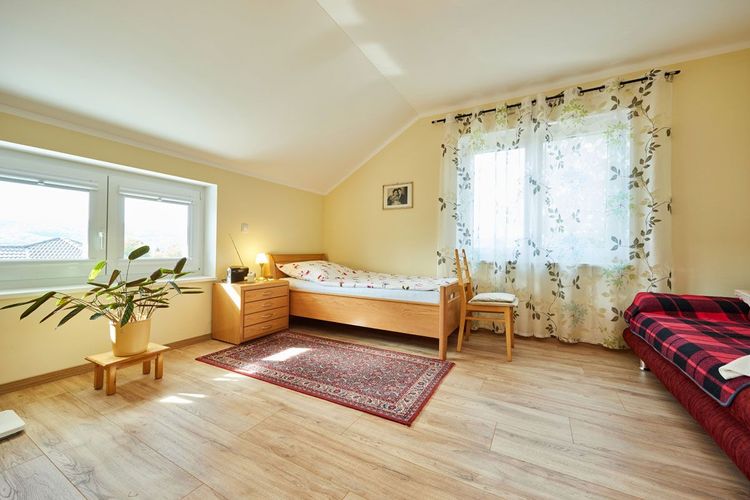 Schlafzimmer mit zwei Betten und Lichtbandfenster