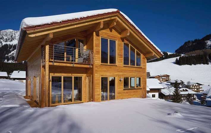 Traditionelles Holzblockhaus in verschneiter Umgebung.