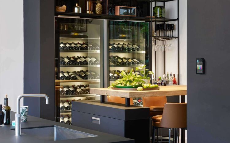 Moderne Küche mit Weinkühler und Smart Home Steuerung