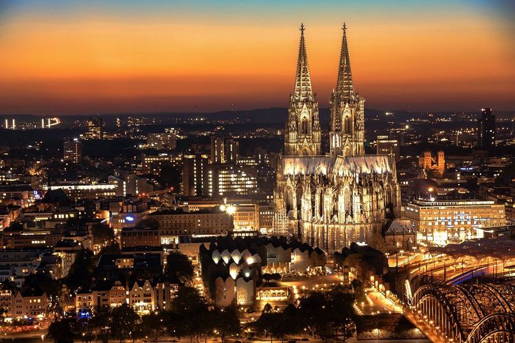 Luftansicht der Innenstadt von Köln mit dem Kölner Dom bei abendlicher Beleuchtung