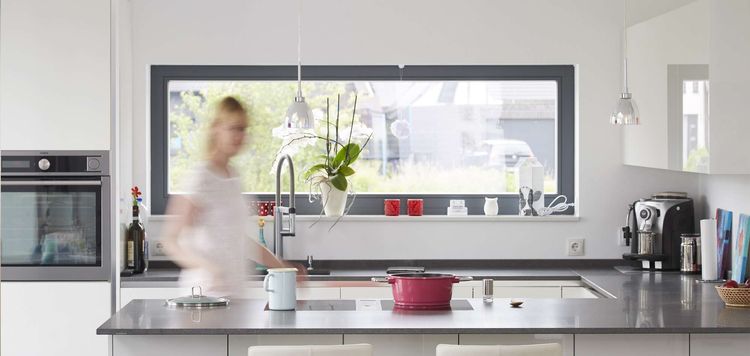 Moderne Küche mit Kücheninsel und Lichtbandfenster