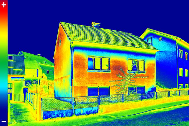 Ansicht eines Hauses in Infrarot-Sicht für die Erkennung von Wärme-Schlupflöchern