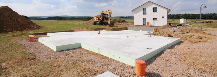 Baustelle für den Hausbau mit verlegter Bodenplatte