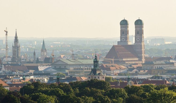 Blick auf die Münchener Innenstadt und die Frauenkirche