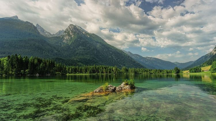 Malerischer See mit Berglandschaft in Bayern