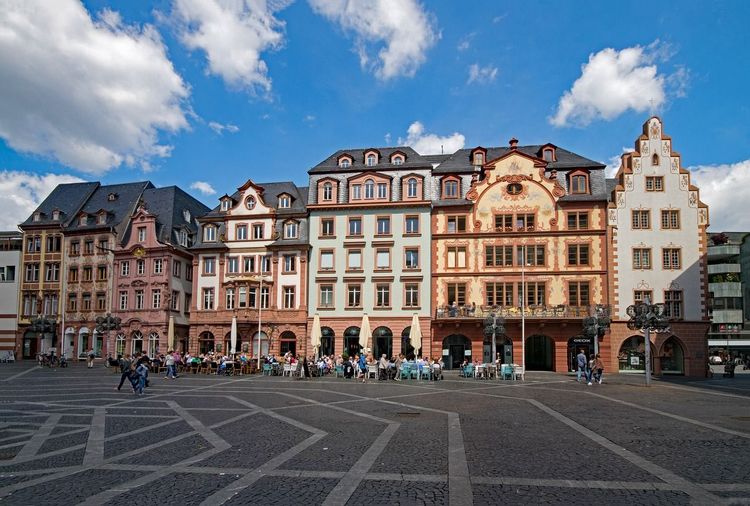 Marktplatz in Mainz mit historischen Gebäuden