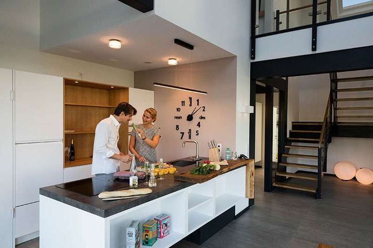 Bauherren in der modernen Küche mit Kücheninsel