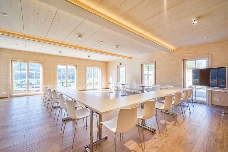 Der große Konferenzraum im modernen Gewerbebau aus Holz, Appartementhaus mit 9 Ferienwohnungen