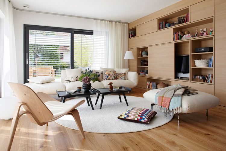 Moderne Wohnzimmereinrichtung aus Massivholz.