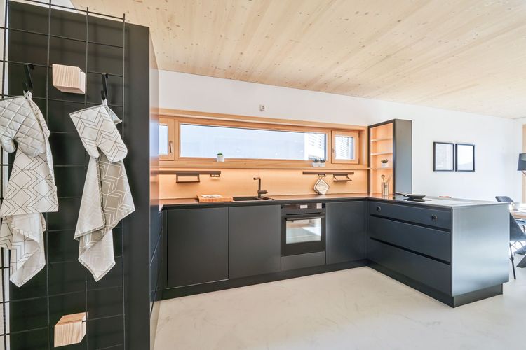 Die Küche des Musterhauses in innovativer Modulbauweise aus Holz, Musterhaus im Musterhauspark Ortenburg