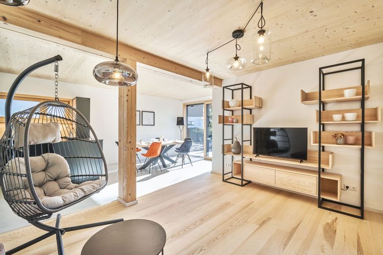 Das Wohnzimmer des Musterhauses in innovativer Modulbauweise aus Holz, Musterhaus im Musterhauspark Ortenburg