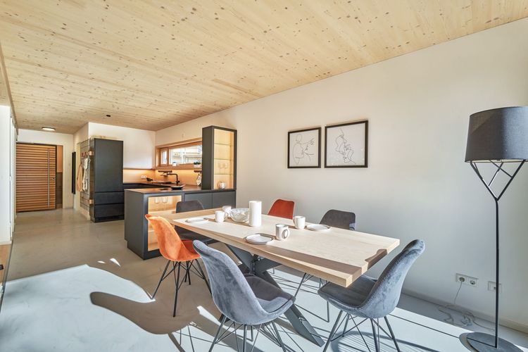 Das Esszimmer des Musterhauses in innovativer Modulbauweise aus Holz, Musterhaus im Musterhauspark Ortenburg