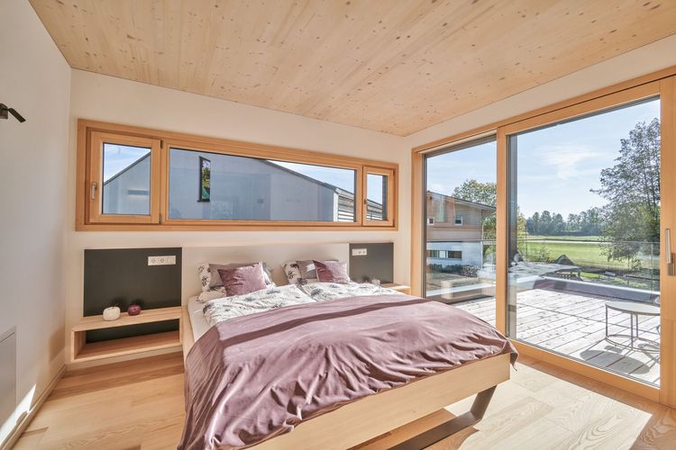 Das Schlafzimmer des Musterhauses in innovativer Modulbauweise aus Holz, Musterhaus im Musterhauspark Ortenburg