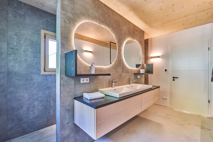 Das Badezimmer des Musterhauses in innovativer Modulbauweise aus Holz, Musterhaus im Musterhauspark Ortenburg