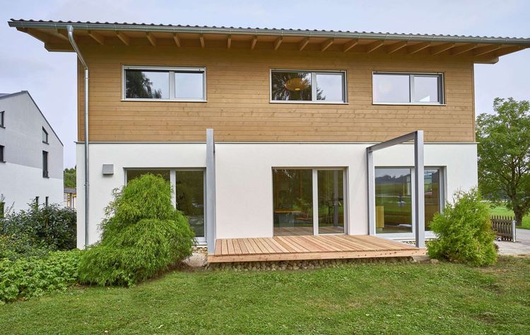Musterhauspark Sonnleitner Ortenburg, Casa Vita, Holzhaus mit Mischfassade auf mineralischem Putz und Lärchenholz