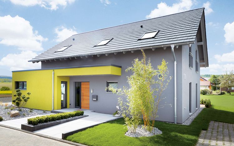Effizientes Energiesparhaus mit Satteldach und überdachtem Eingang